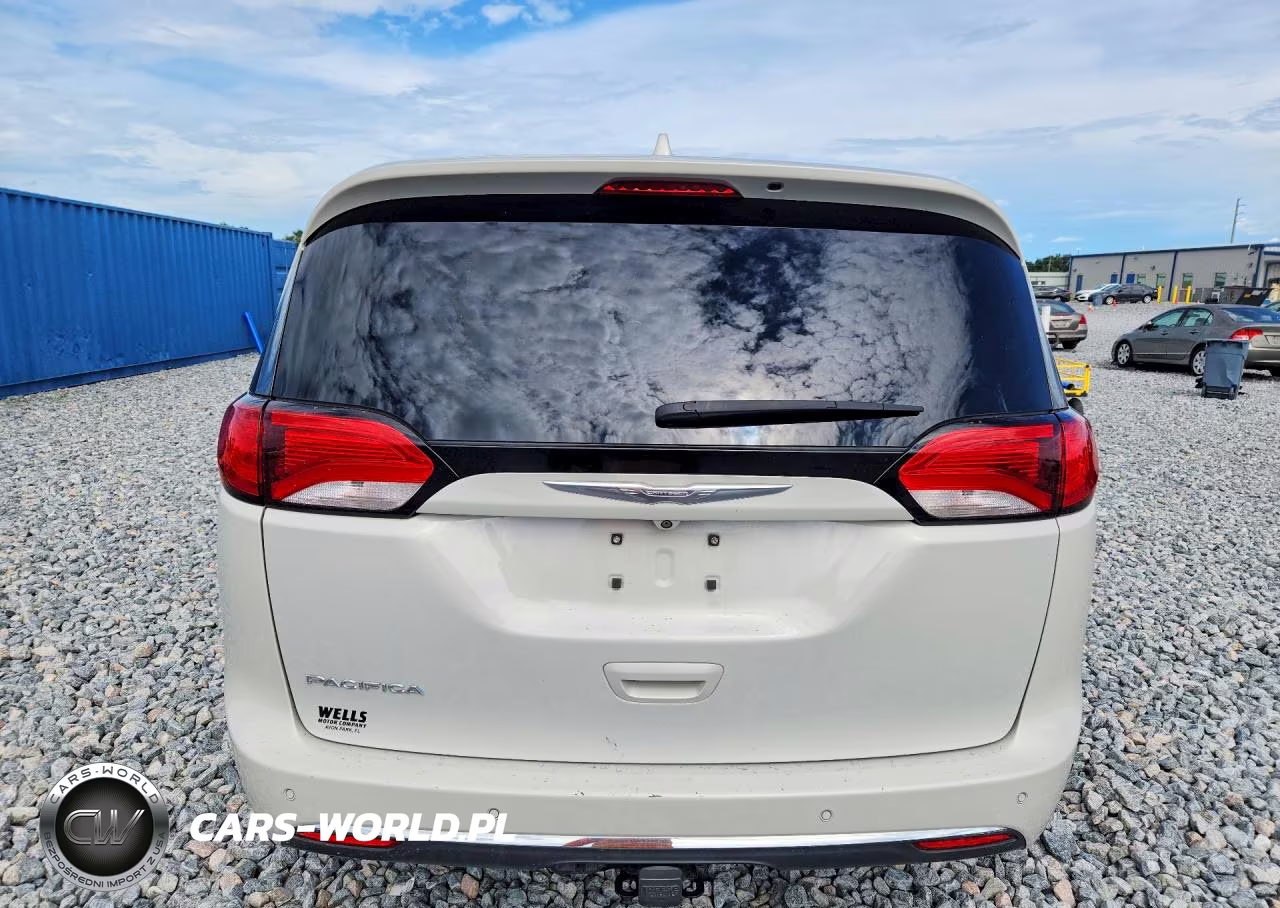 2017 Chrysler Pacifica Touring L VIN:2C4RC1BG8HR610597 - 6