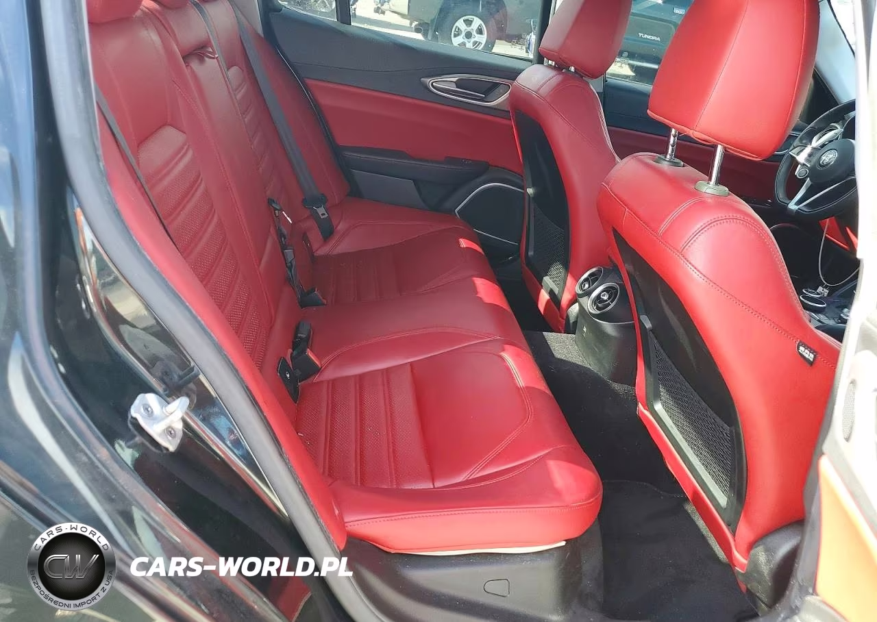 2018 Alfa Romeo Giulia Ti VIN:ZARFAECN0J7565441 - 10