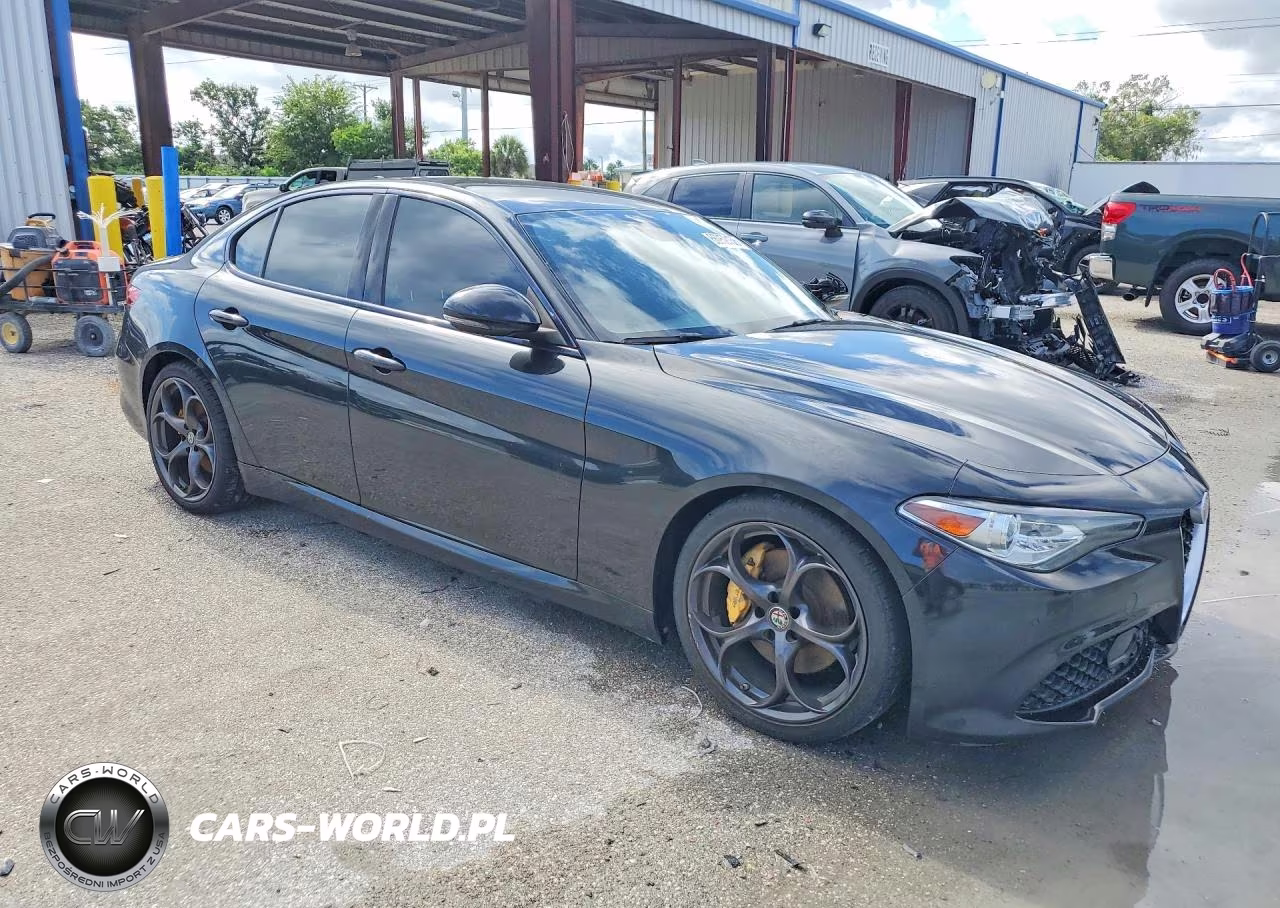 2018 Alfa Romeo Giulia Ti VIN:ZARFAECN0J7565441 - 4
