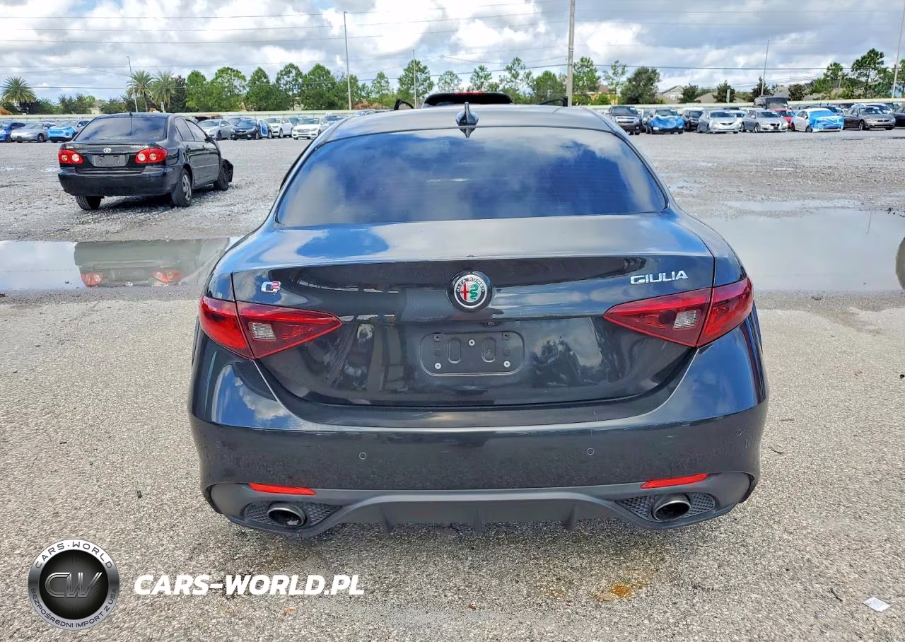 2018 Alfa Romeo Giulia Ti VIN:ZARFAECN0J7565441 - 6