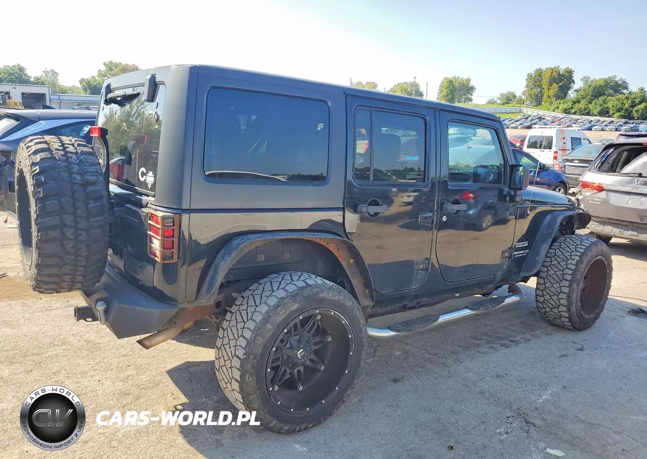2014 Jeep Wrangler Unlimited Sport VIN:1C4BJWDG7EL207443 - 3