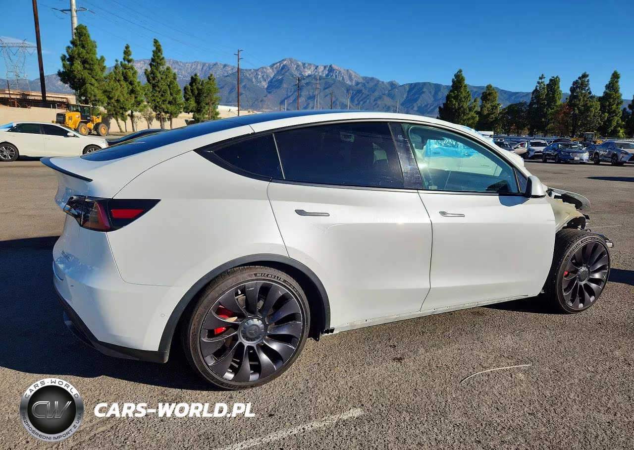 2021 Tesla Model Y VIN:5YJYGDEF3MF240086 - 3