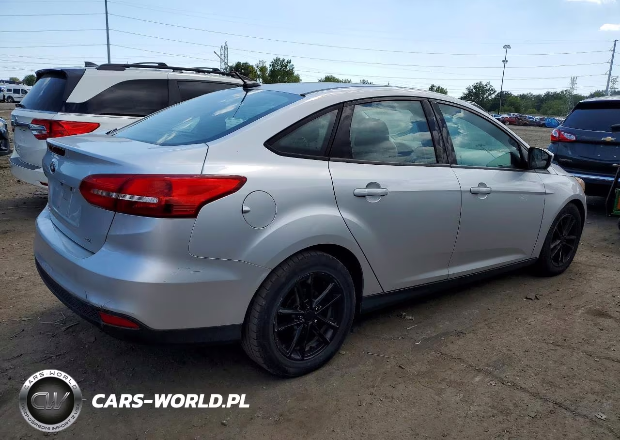 2018 Ford Focus Se VIN:1FADP3F2XJL206679 - 3