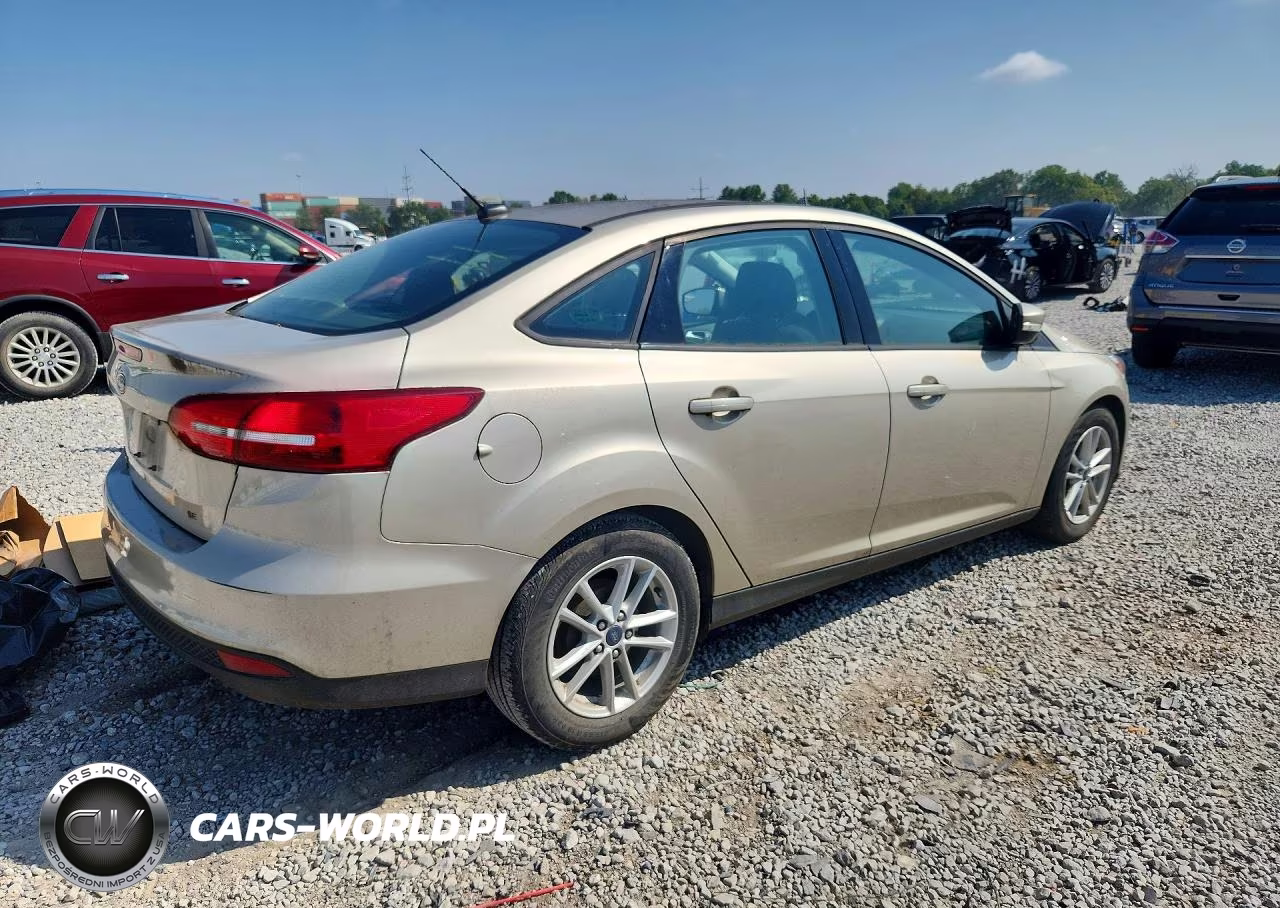 2017 Ford Focus Se VIN:1FADP3F2XHL331952 - 3