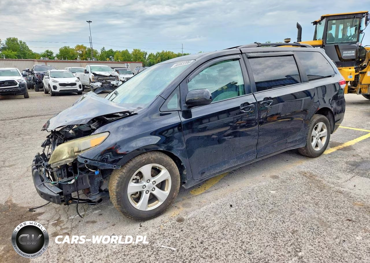 2014 Toyota Sienna Le – zdjęcie 1 z 12