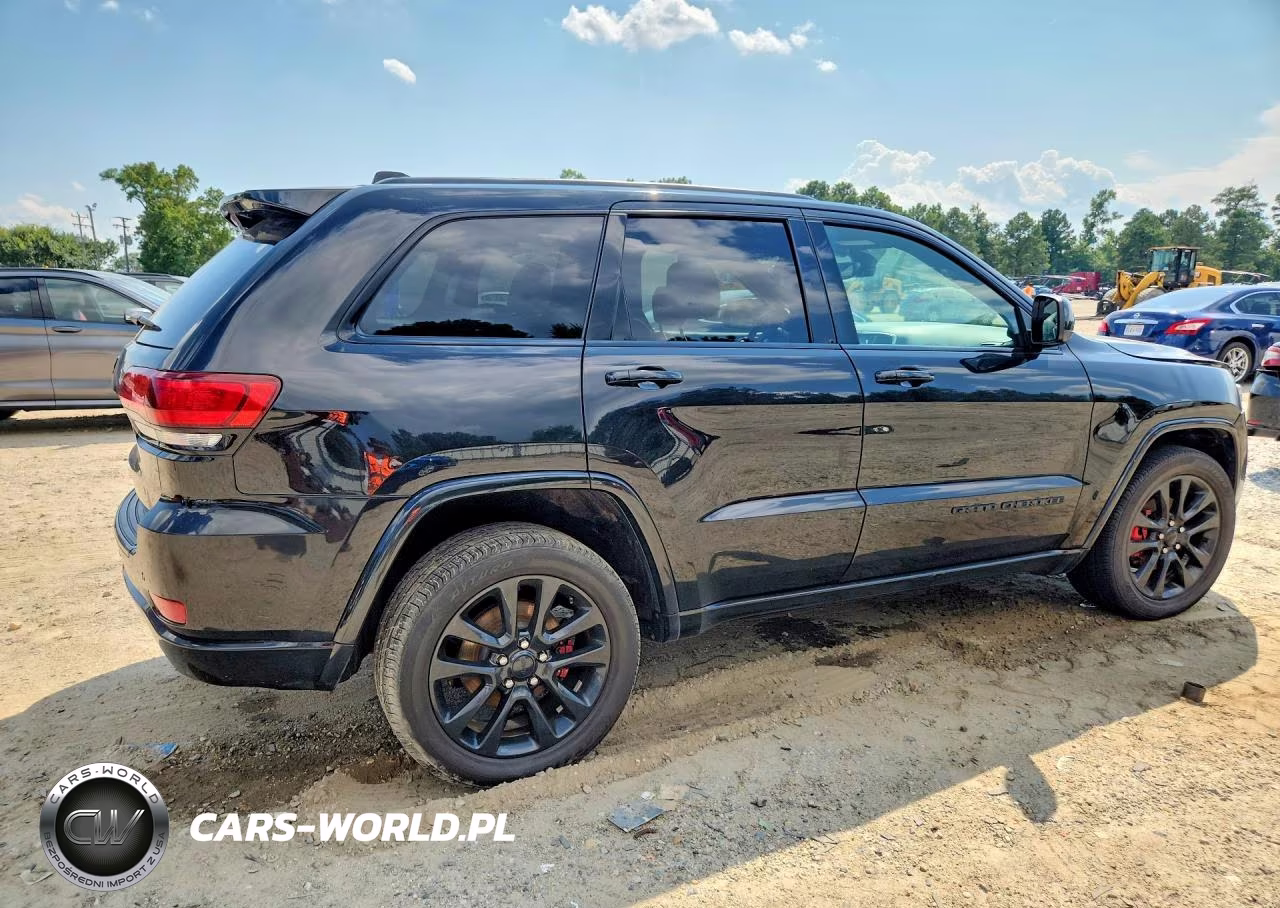2017 Jeep Grand Cherokee Laredo VIN:1C4RJFAGXHC951898 - 3