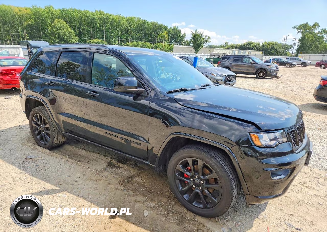 2017 Jeep Grand Cherokee Laredo VIN:1C4RJFAGXHC951898 - 4