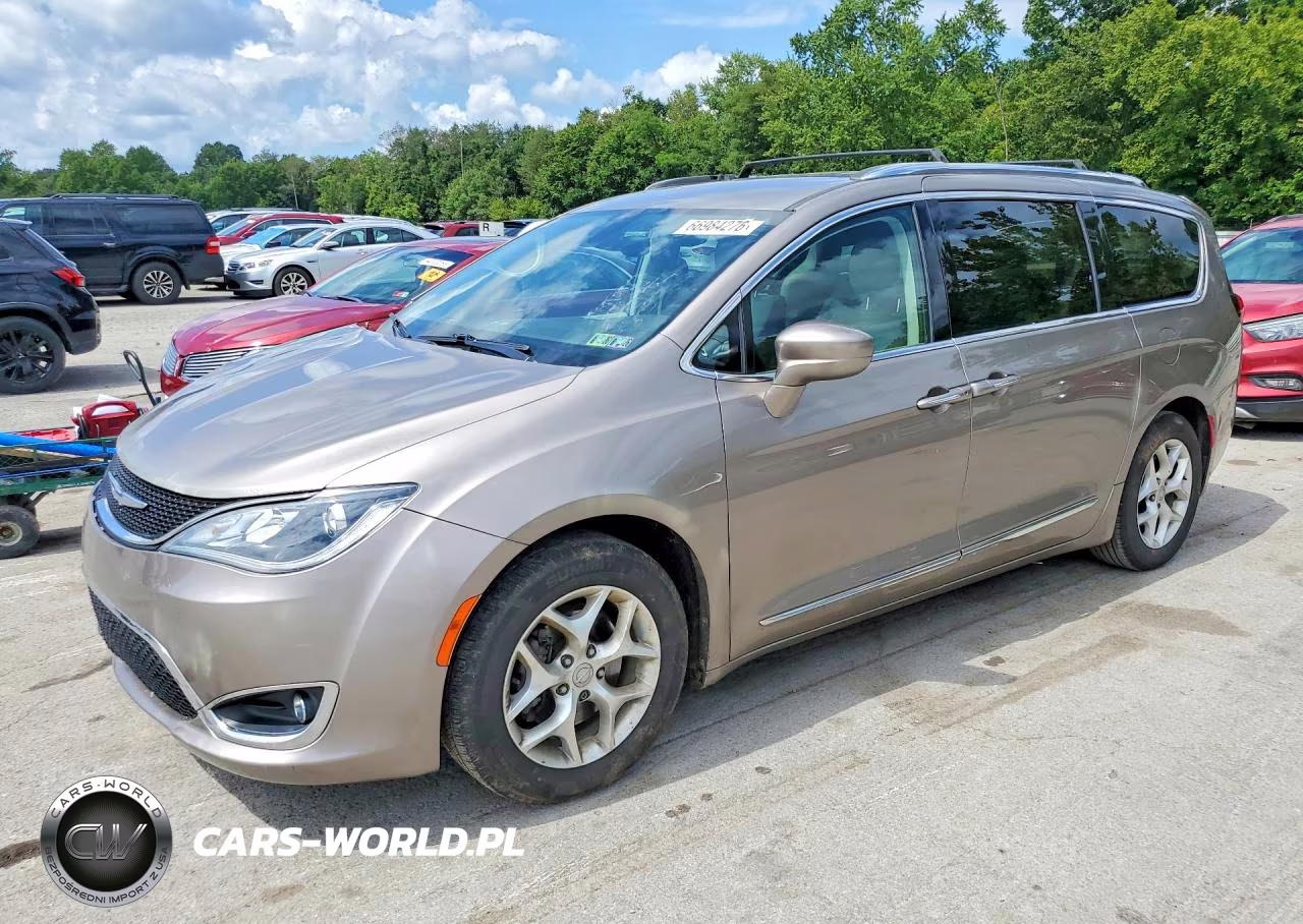 2018 Chrysler Pacifica Touring L VIN:2C4RC1BG2JR235702 - 1