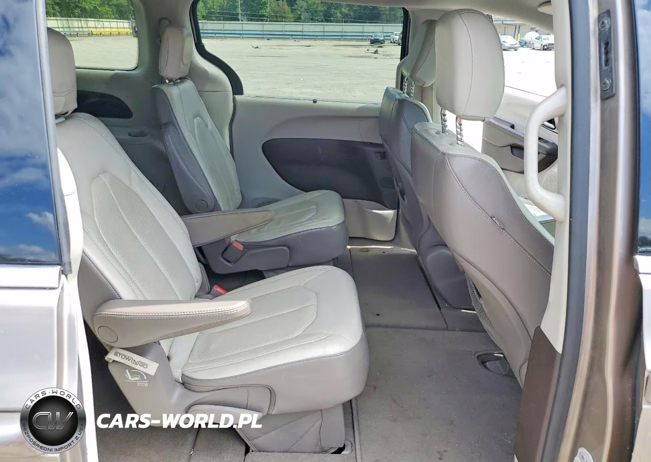 2018 Chrysler Pacifica Touring L VIN:2C4RC1BG2JR235702 - 11