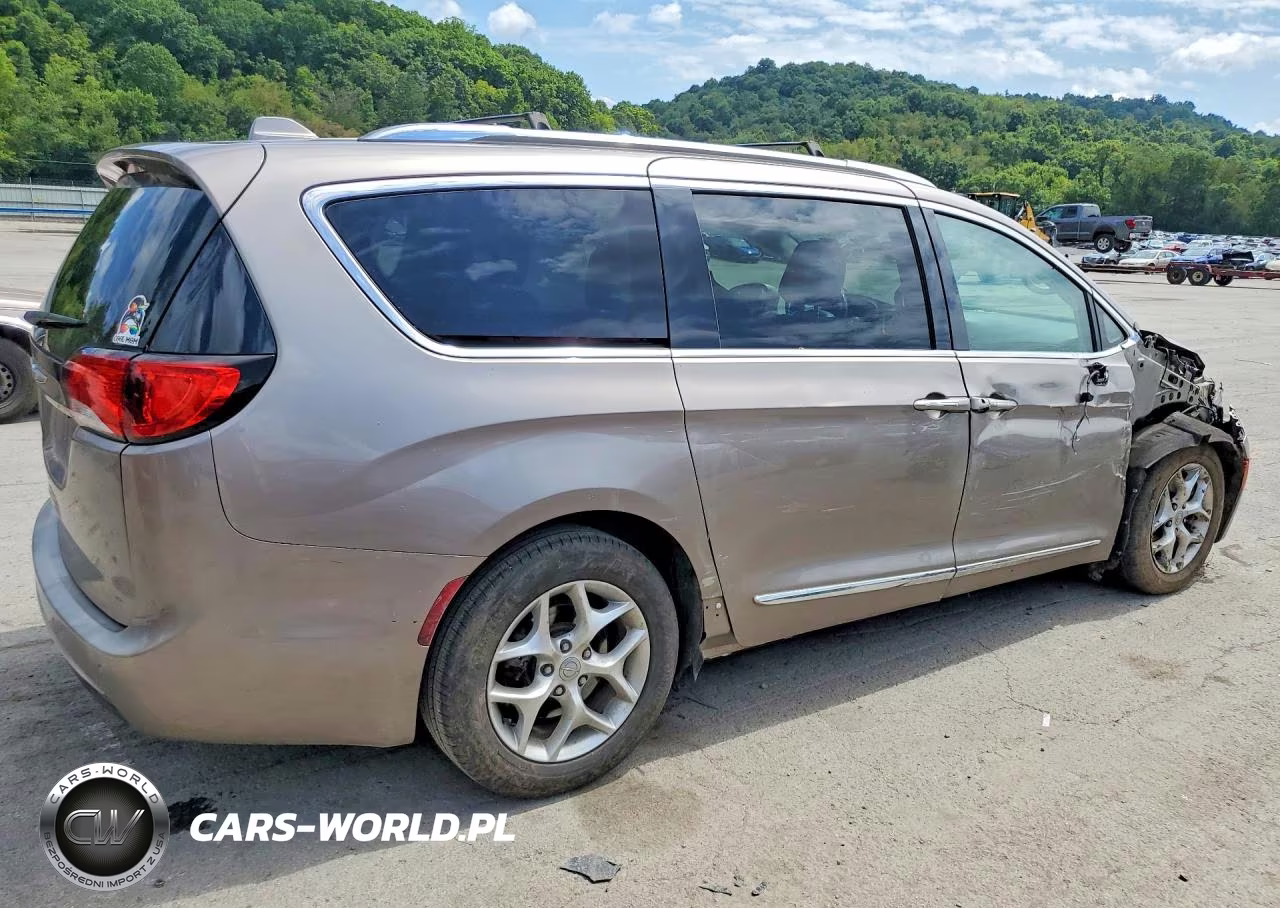 2018 Chrysler Pacifica Touring L VIN:2C4RC1BG2JR235702 - 3
