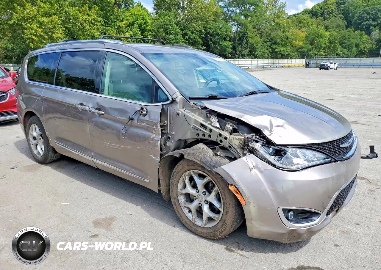 2018 Chrysler Pacifica Touring L VIN:2C4RC1BG2JR235702 - 4