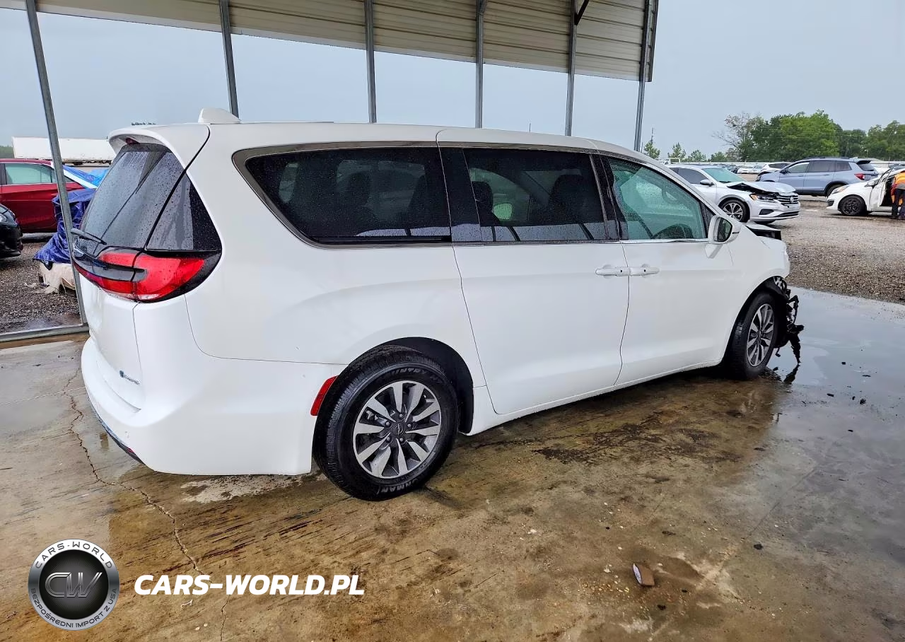 2022 Chrysler Pacifica Hybrid Touring L VIN:2C4RC1L76NR129970 - 3
