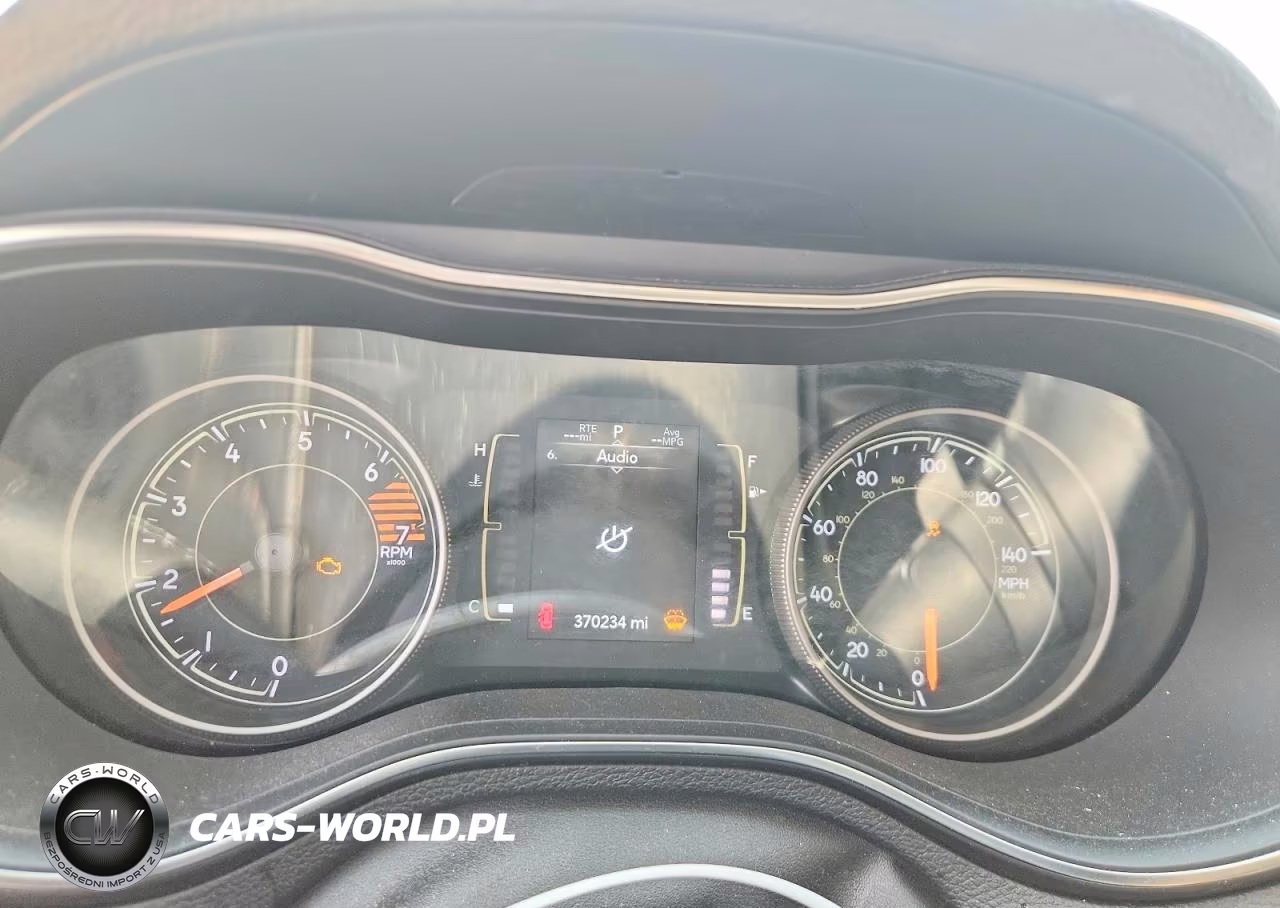 2019 Jeep Cherokee Latitude Plus VIN:1C4PJLLB9KD403237 - 9