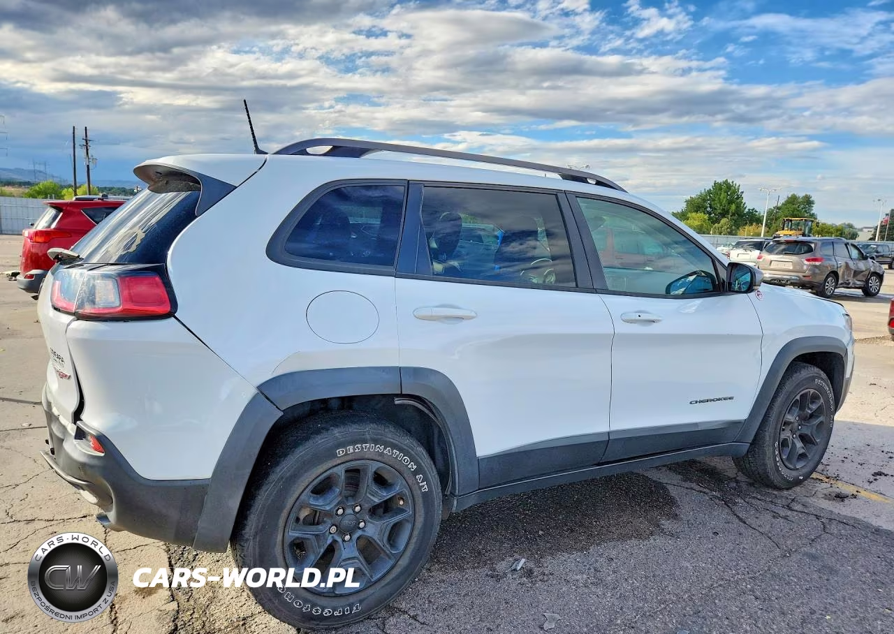 2019 Jeep Cherokee Trailhawk VIN:1C4PJMBX2KD355843 - 3