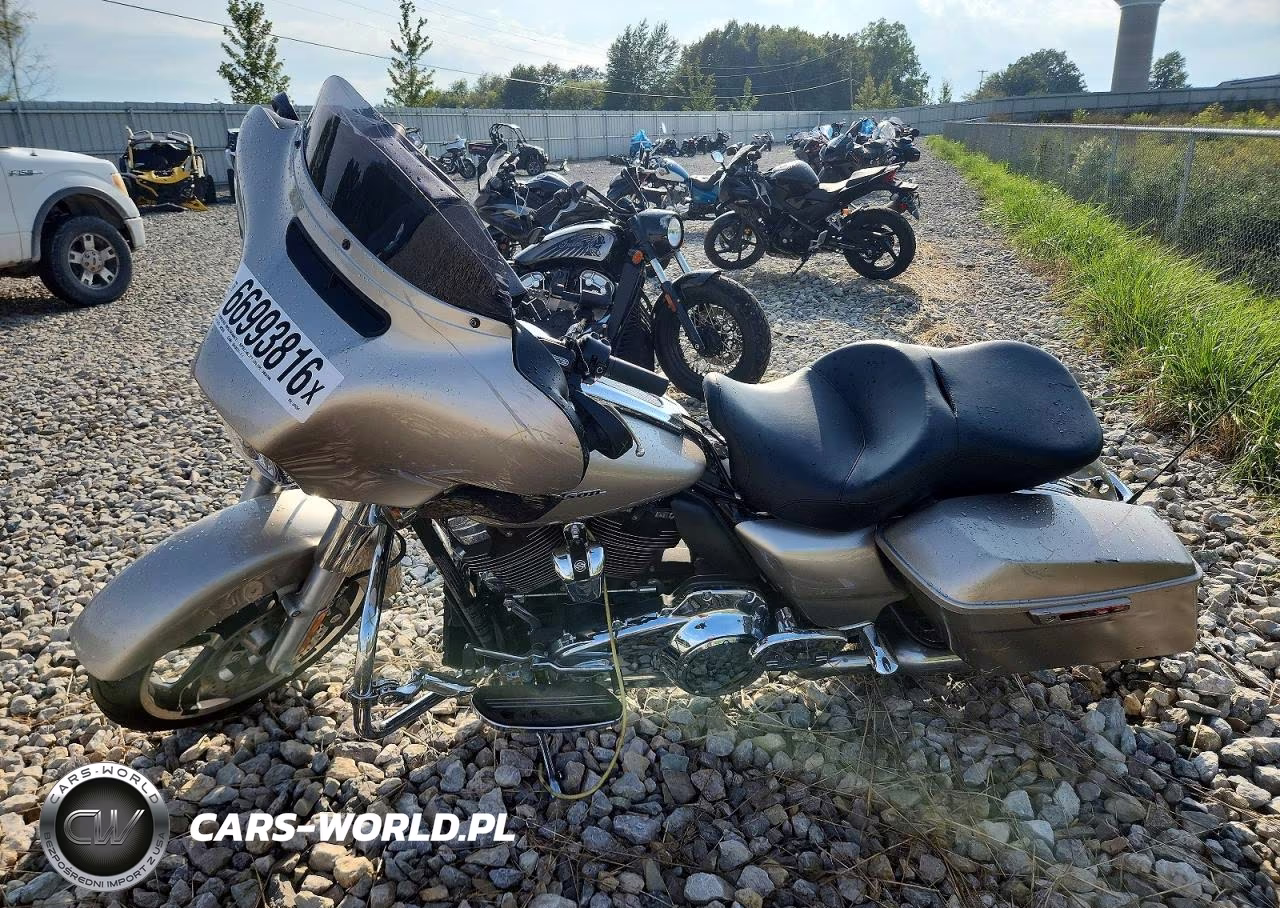 2018 Harley-Davidson Flhx Street Glide VIN:1HD1KBC16JB655394 - 3