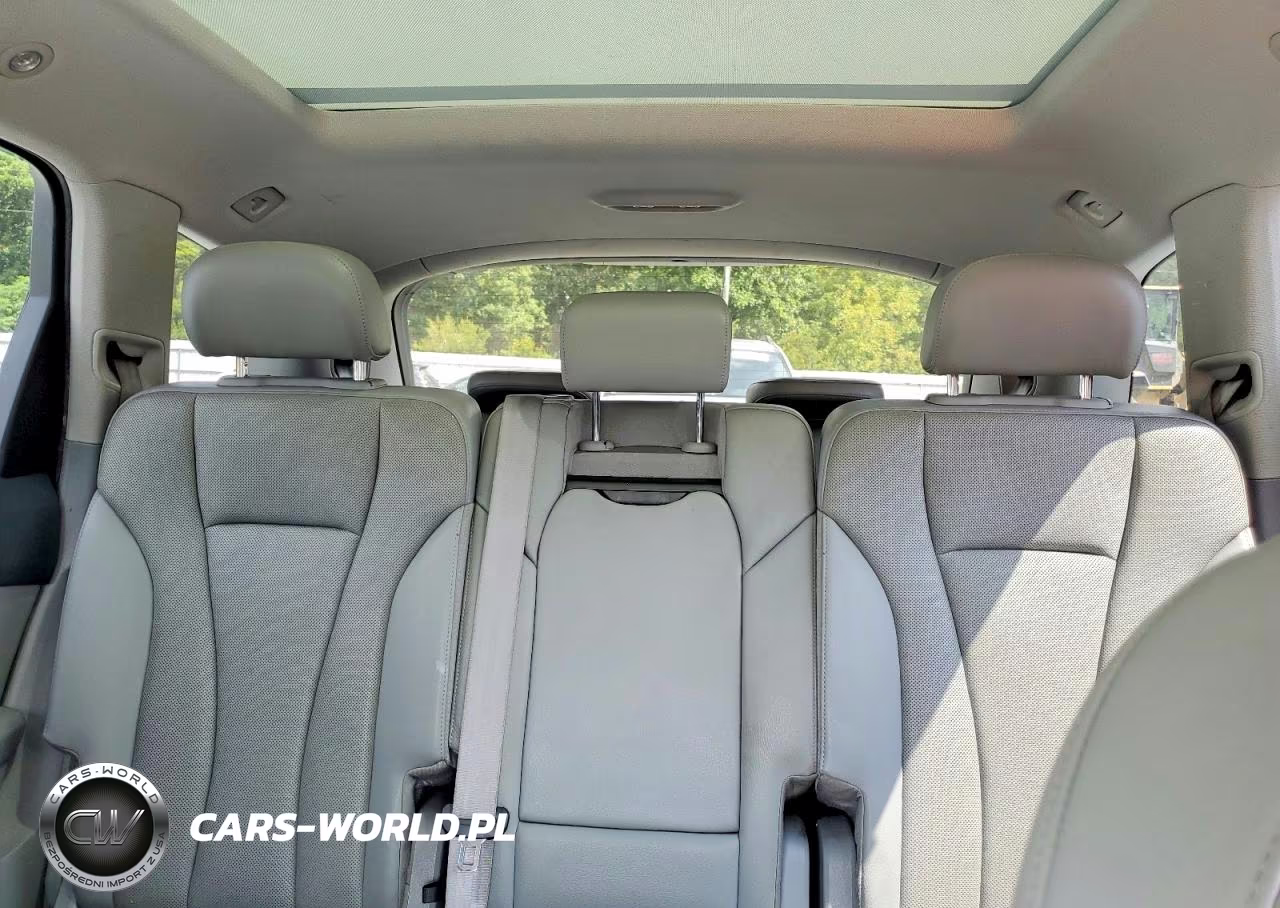 2017 Audi Q7 Premium Plus VIN:WA1LHAF73HD047909 - 10