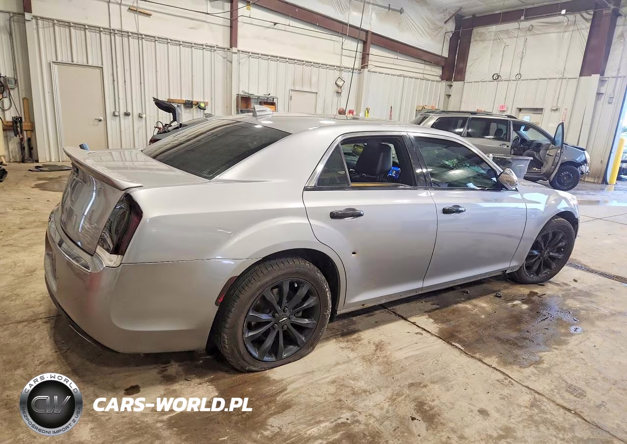 2017 Chrysler 300C VIN:2C3CCAKG5HH586937 - 3