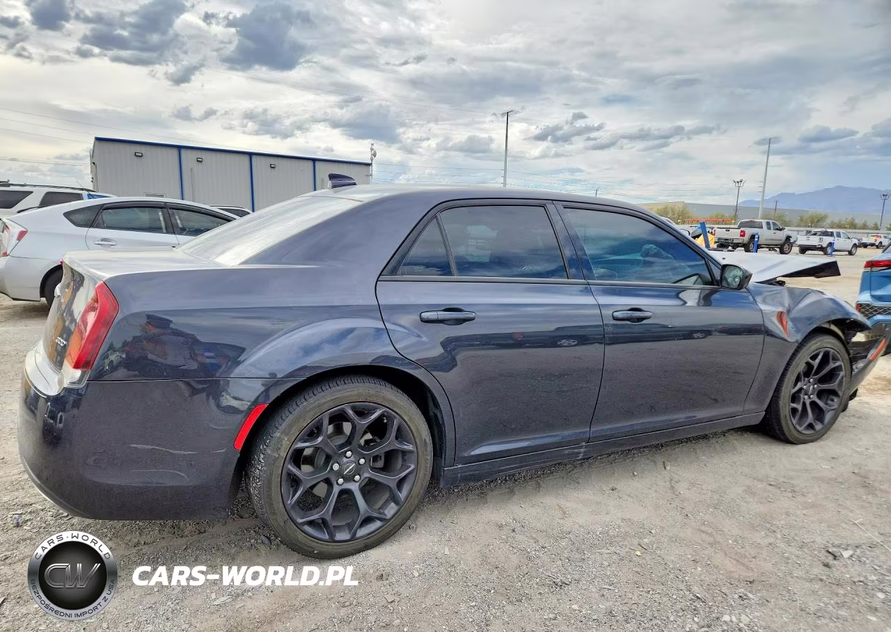 2019 Chrysler 300 Touring VIN:2C3CCAAGXKH590345 - 3
