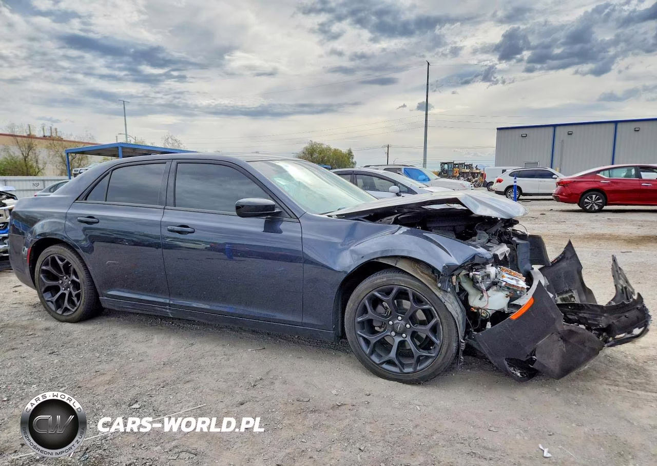 2019 Chrysler 300 Touring VIN:2C3CCAAGXKH590345 - 4