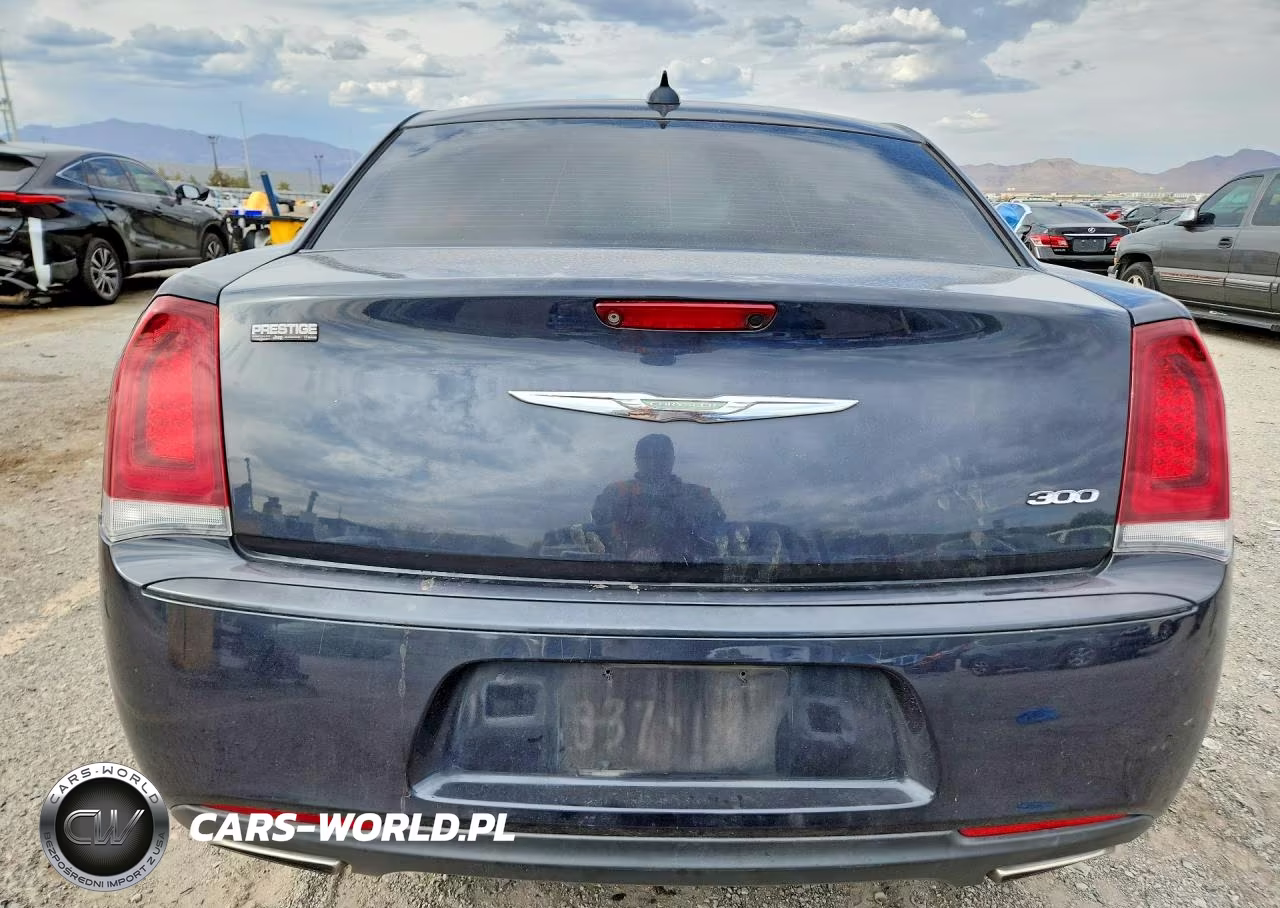 2019 Chrysler 300 Touring VIN:2C3CCAAGXKH590345 - 6