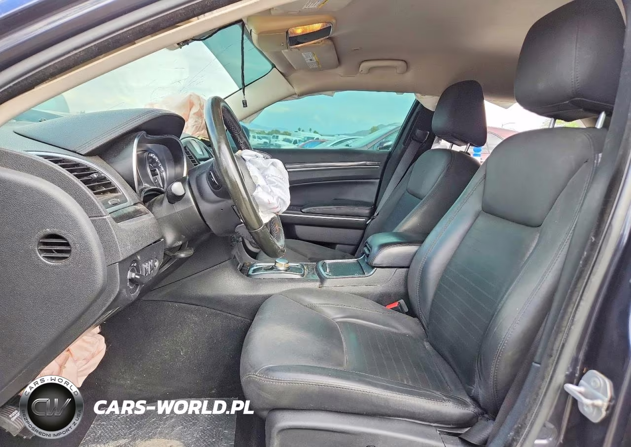 2019 Chrysler 300 Touring VIN:2C3CCAAGXKH590345 - 7