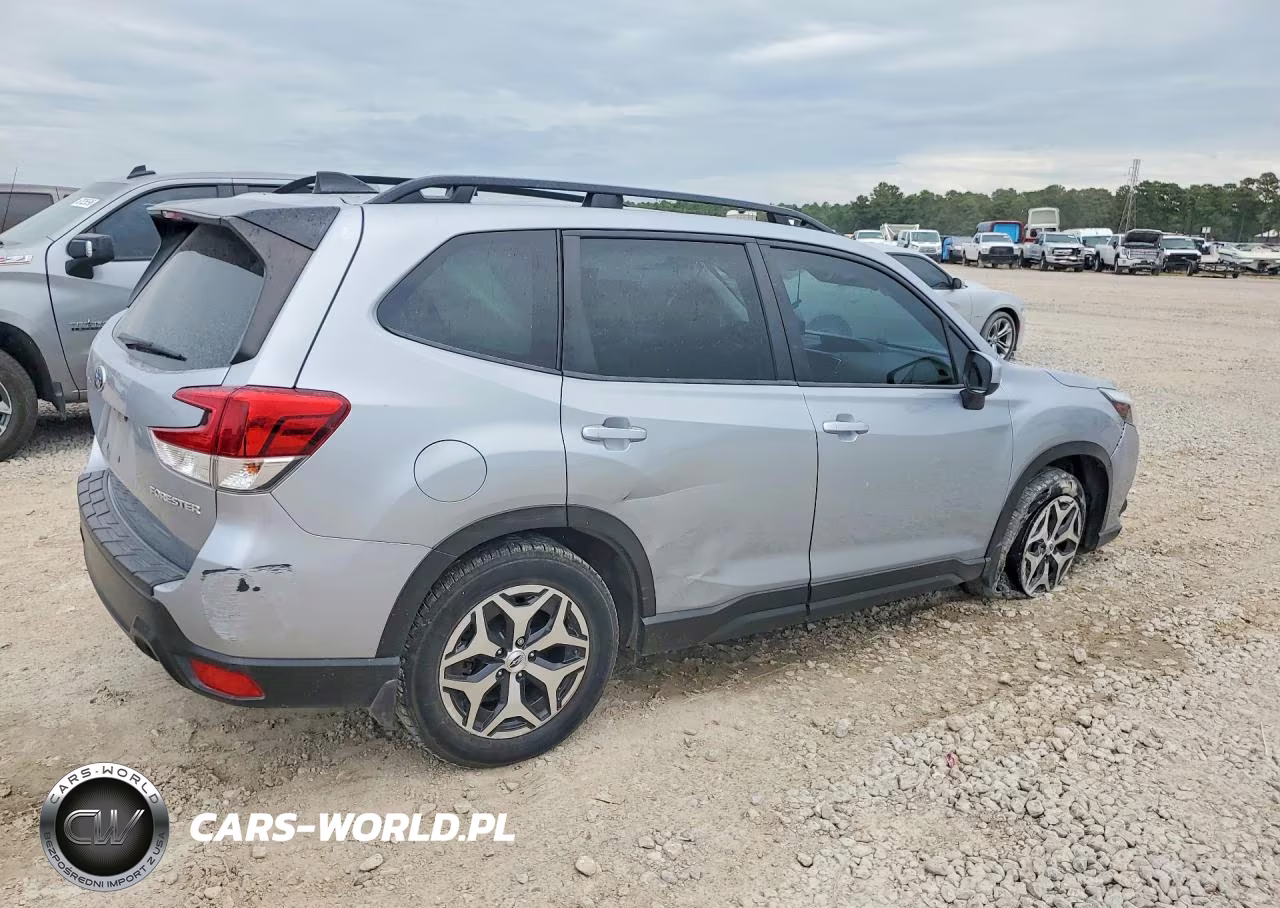 2024 Subaru Forester Premium VIN:JF2SKADC4RH420213 - 3