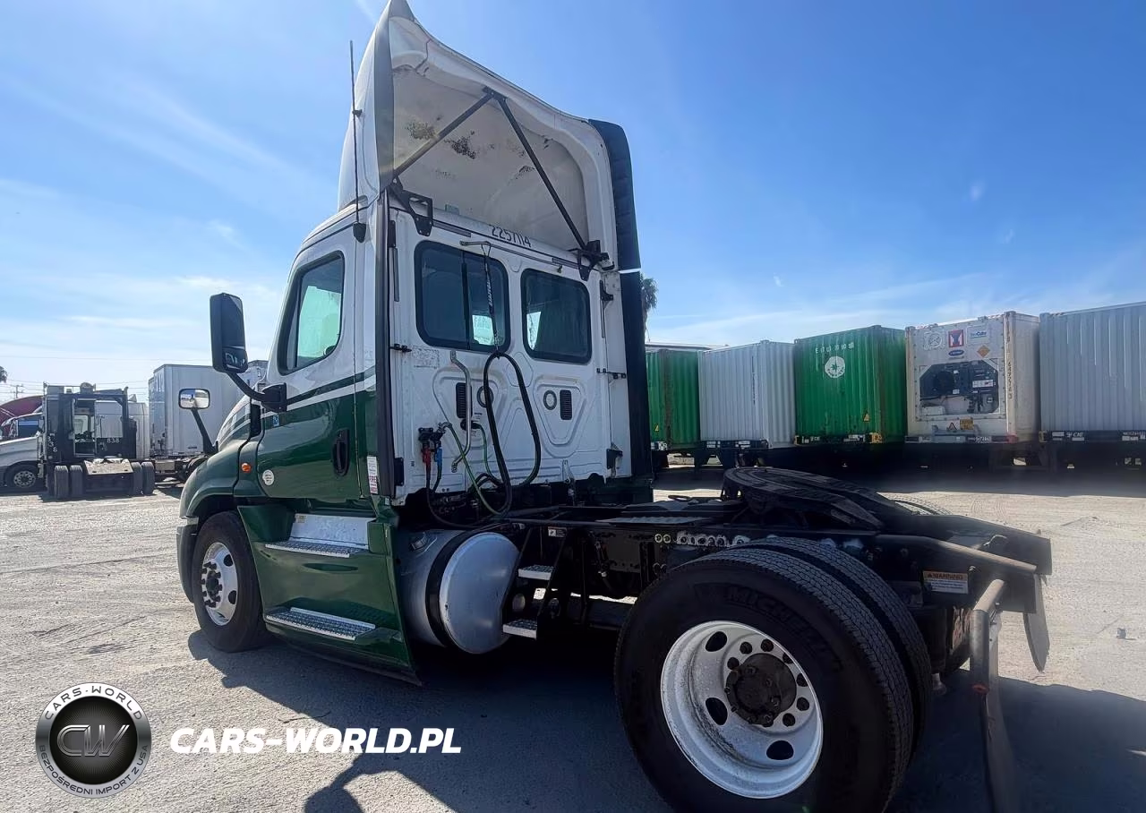 2017 Freightliner Cascadia 125 2017 Freightliner Cascadia 125 4X2 S-A Day Cab Truck Tractor VIN:1FUBGDDR7HLHL9599 - 3