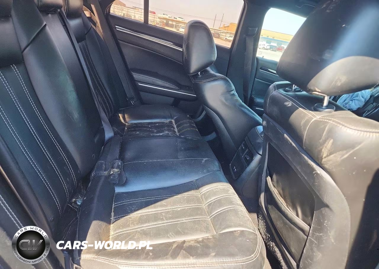 2019 Chrysler 300 S VIN:2C3CCABG2KH617939 - 10
