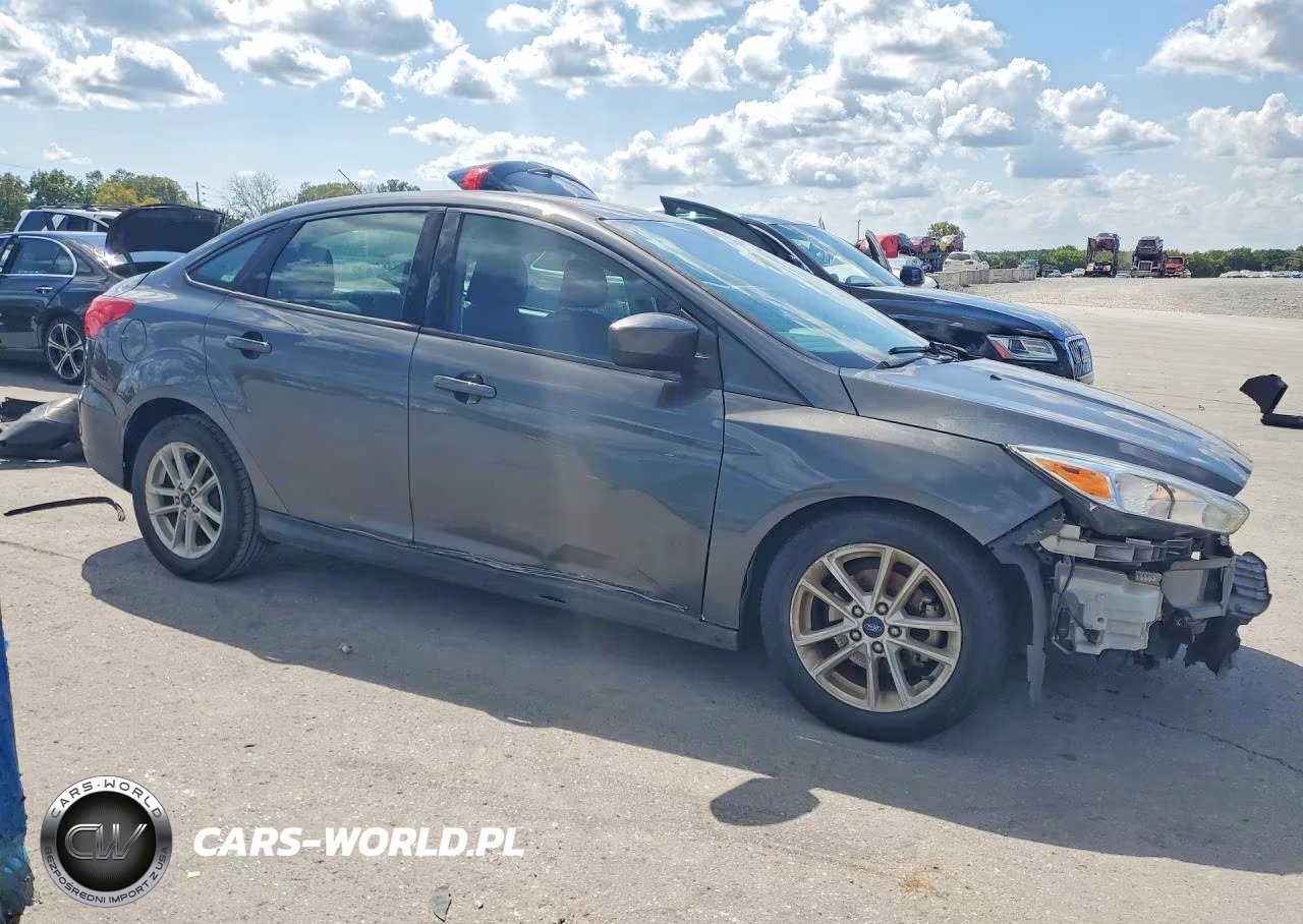 2018 Ford Focus Se VIN:1FADP3F27JL265642 - 4