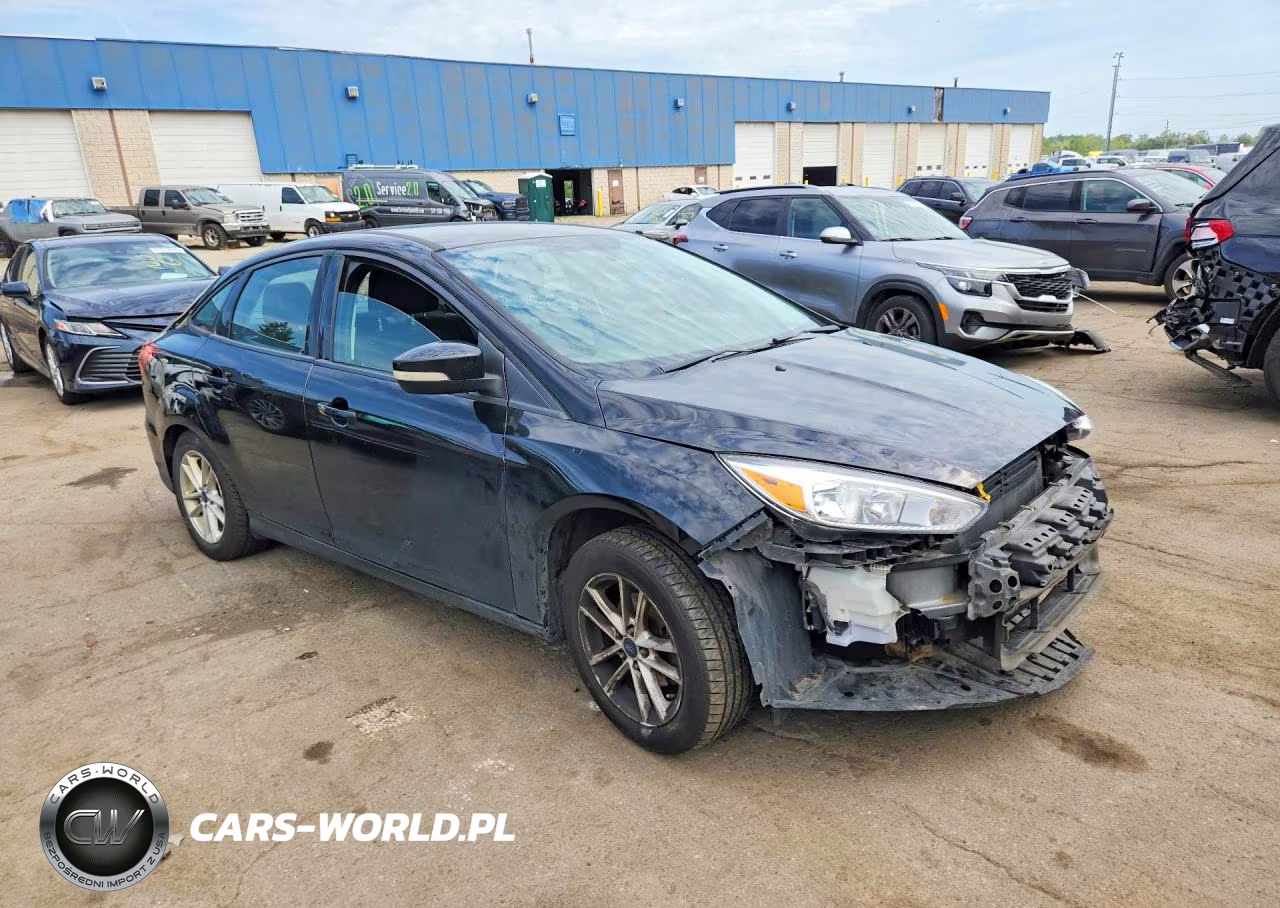 2017 Ford Focus Se VIN:1FADP3F27HL243294 - 4
