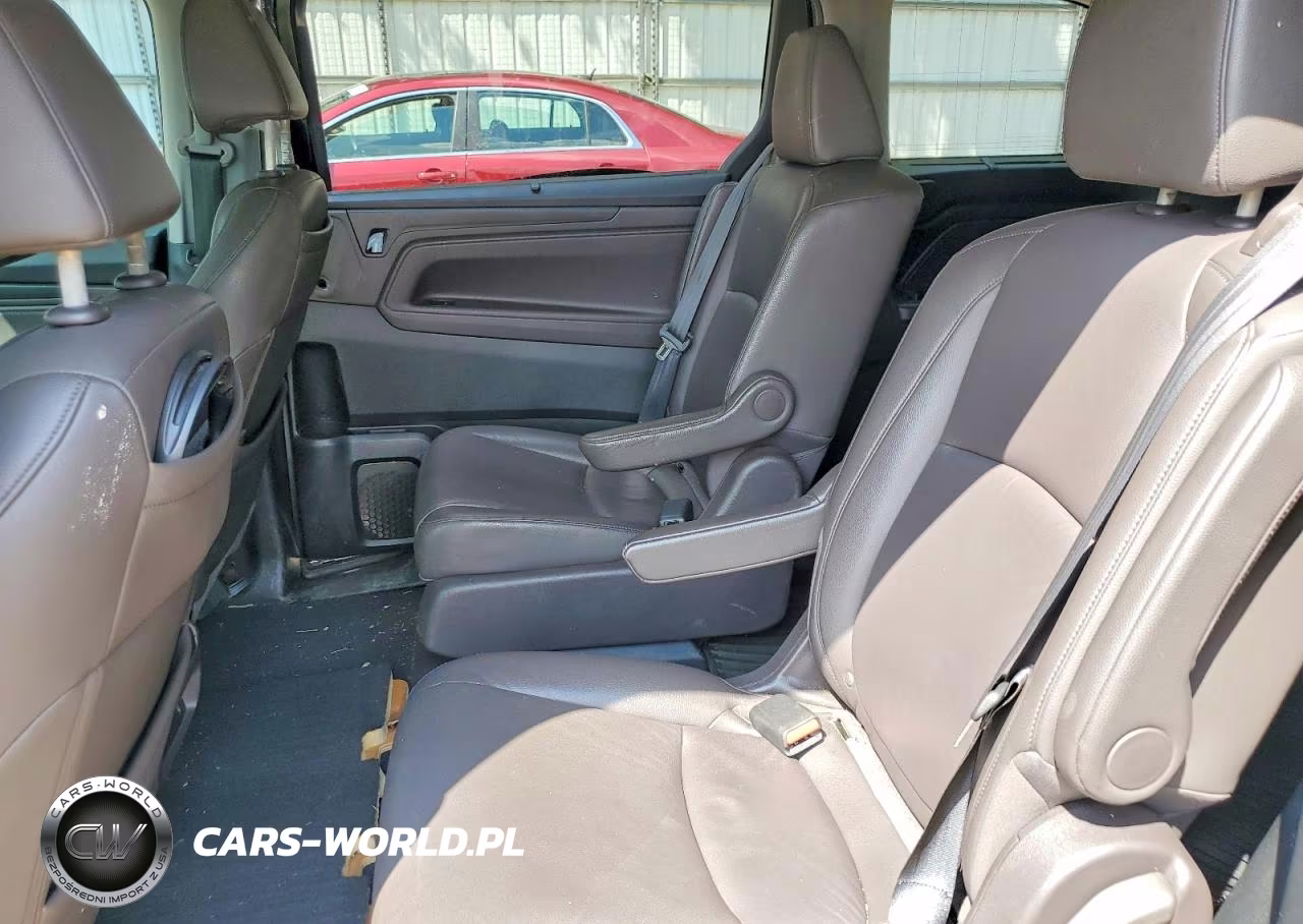 2018 Honda Odyssey Touring VIN:5FNRL6H88JB000780 - 11