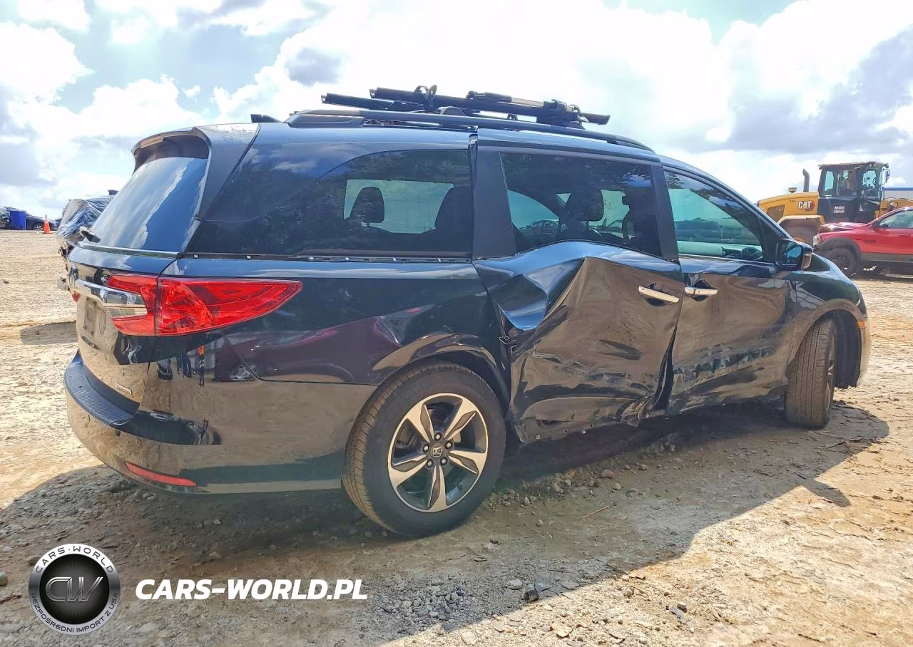 2018 Honda Odyssey Touring VIN:5FNRL6H88JB000780 - 3