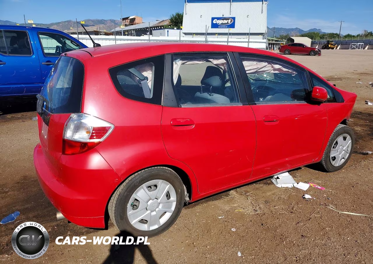 2013 Honda Fit VIN:JHMGE8H32DC065741 - 3