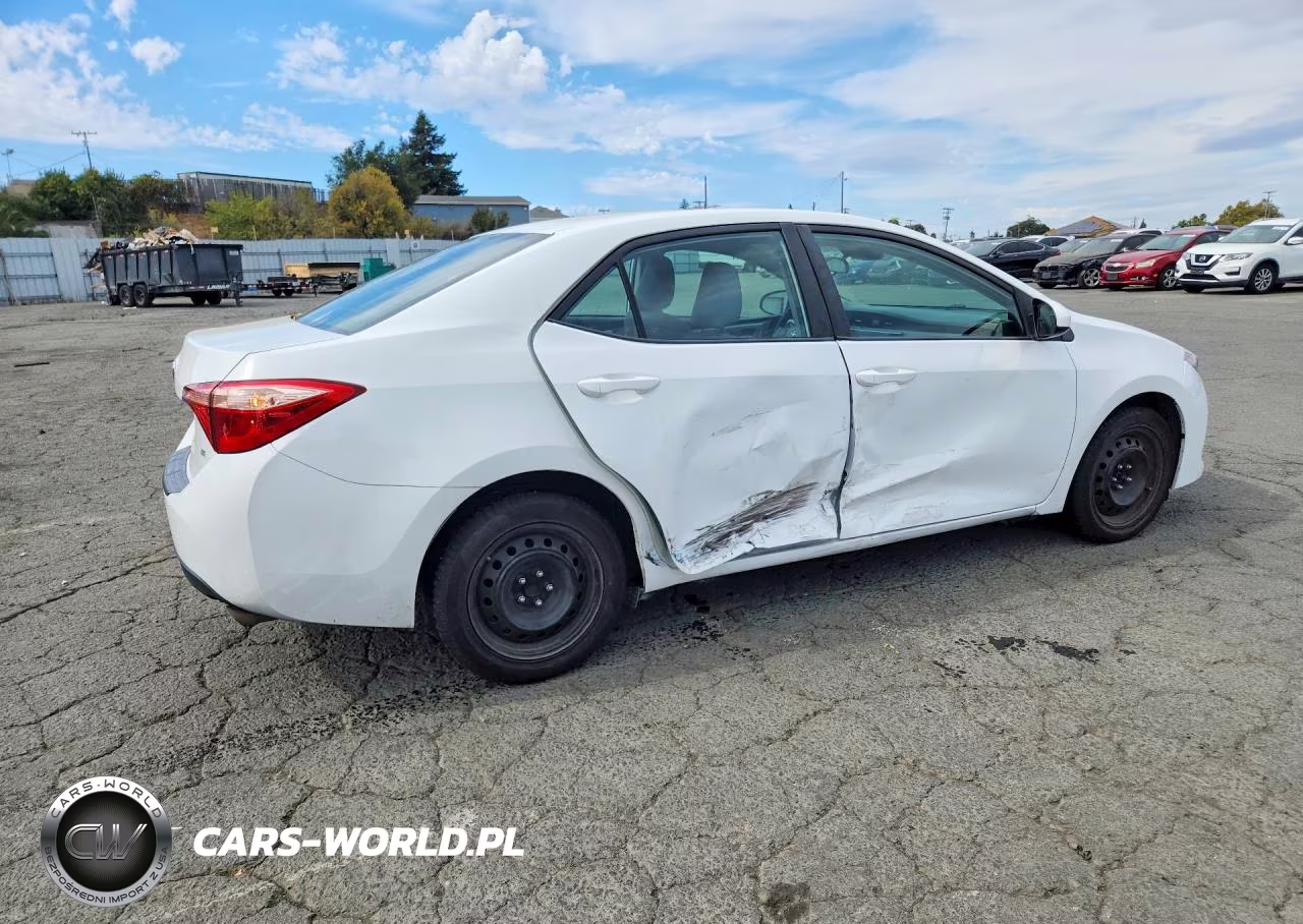 2018 Toyota Corolla Le VIN:2T1BURHEXJC028431 - 3