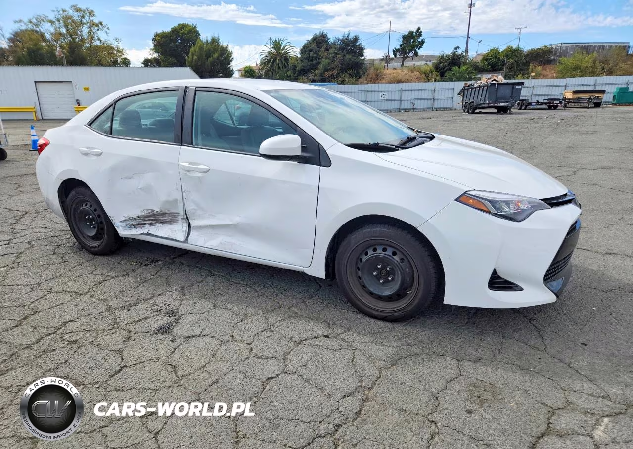 2018 Toyota Corolla Le VIN:2T1BURHEXJC028431 - 4