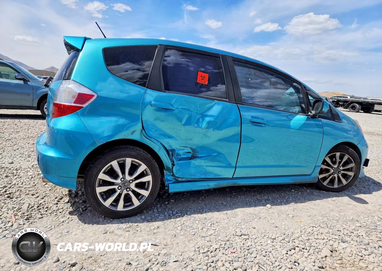 2013 Honda Fit Sport VIN:JHMGE8H55DC028717 - 3
