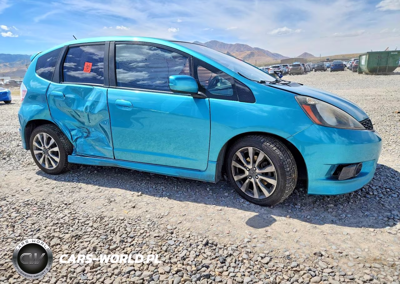 2013 Honda Fit Sport VIN:JHMGE8H55DC028717 - 4