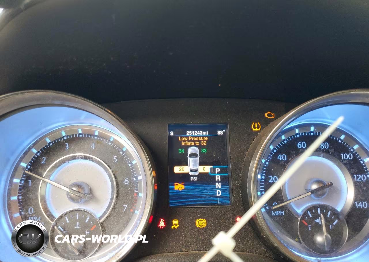 2014 Chrysler 300 VIN:2C3CCAAG8EH358105 - 9
