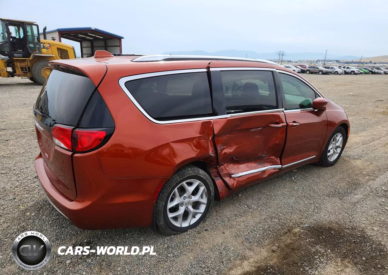 2018 Chrysler Pacifica Touring L VIN:2C4RC1BG5JR182641 - 3