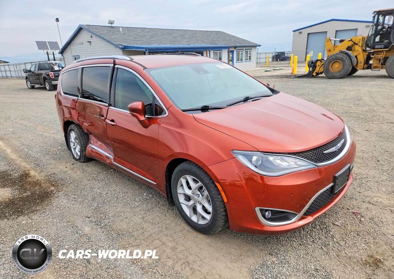 2018 Chrysler Pacifica Touring L VIN:2C4RC1BG5JR182641 - 4