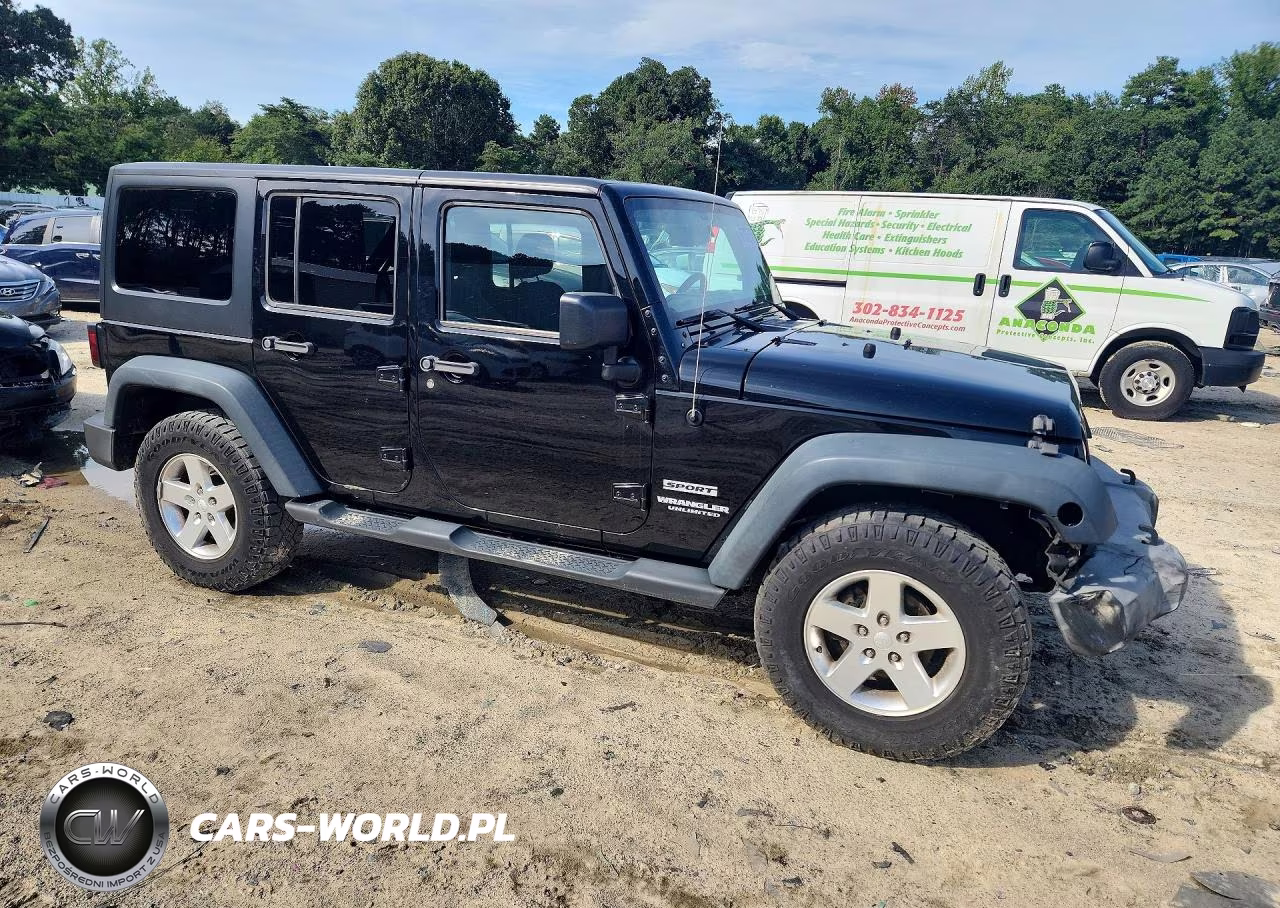 2015 Jeep Wrangler Unlimited Sport VIN:1C4BJWDG0FL557093 - 4