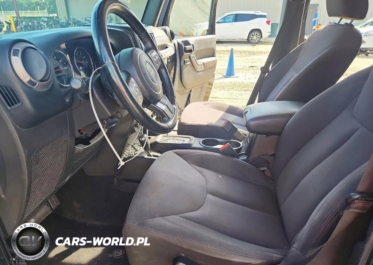 2015 Jeep Wrangler Unlimited Sport VIN:1C4BJWDG0FL557093 - 7