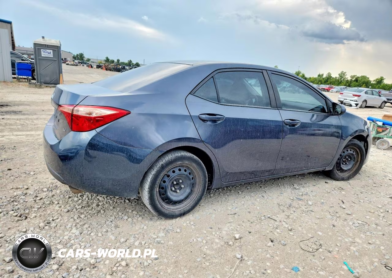 2018 Toyota Corolla Le VIN:5YFBURHE9JP812289 - 3