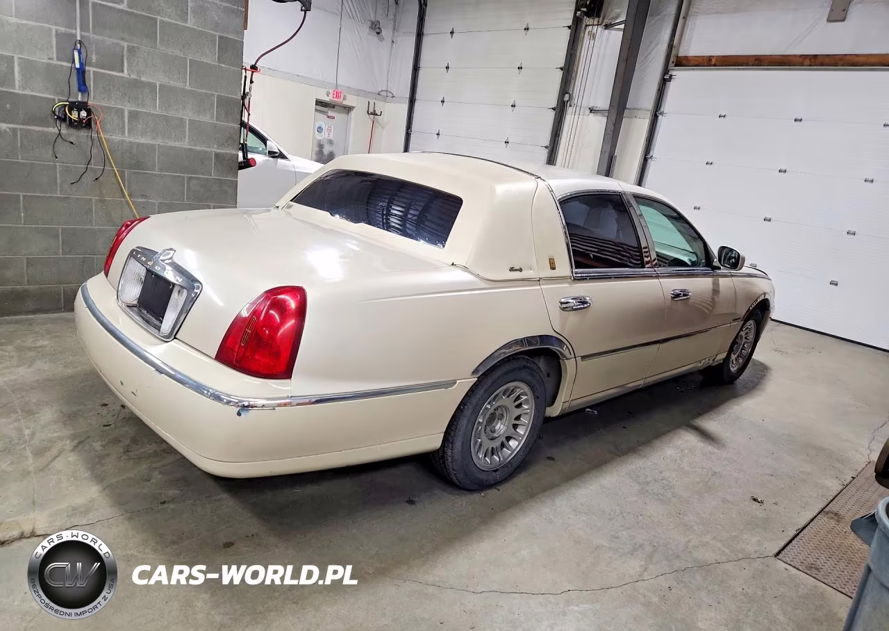 2000 Lincoln Town Car Cartier VIN:1LNHM83W1YY914126 - 3