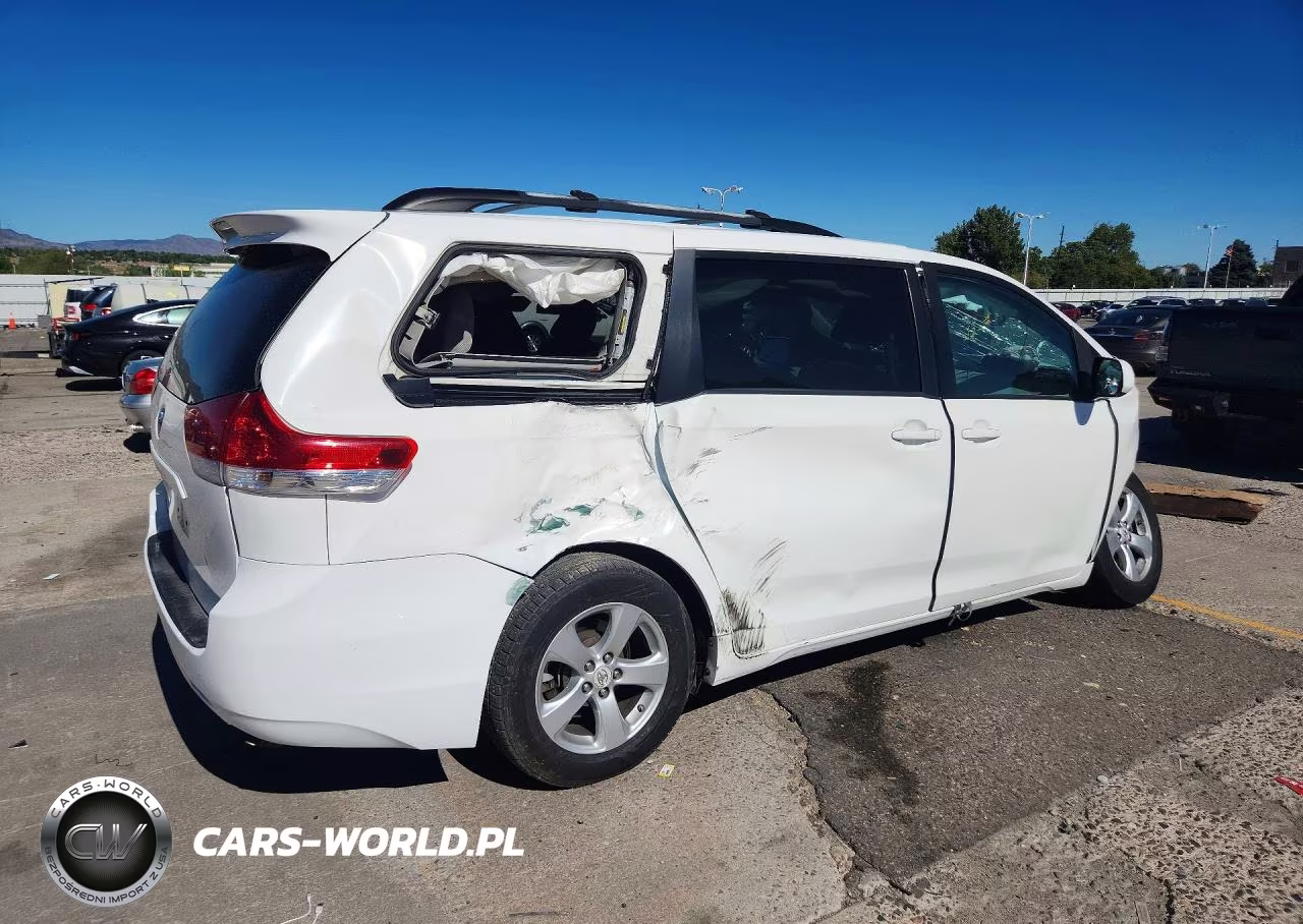 2011 Toyota Sienna Le VIN:5TDKK3DC9BS070847 - 3