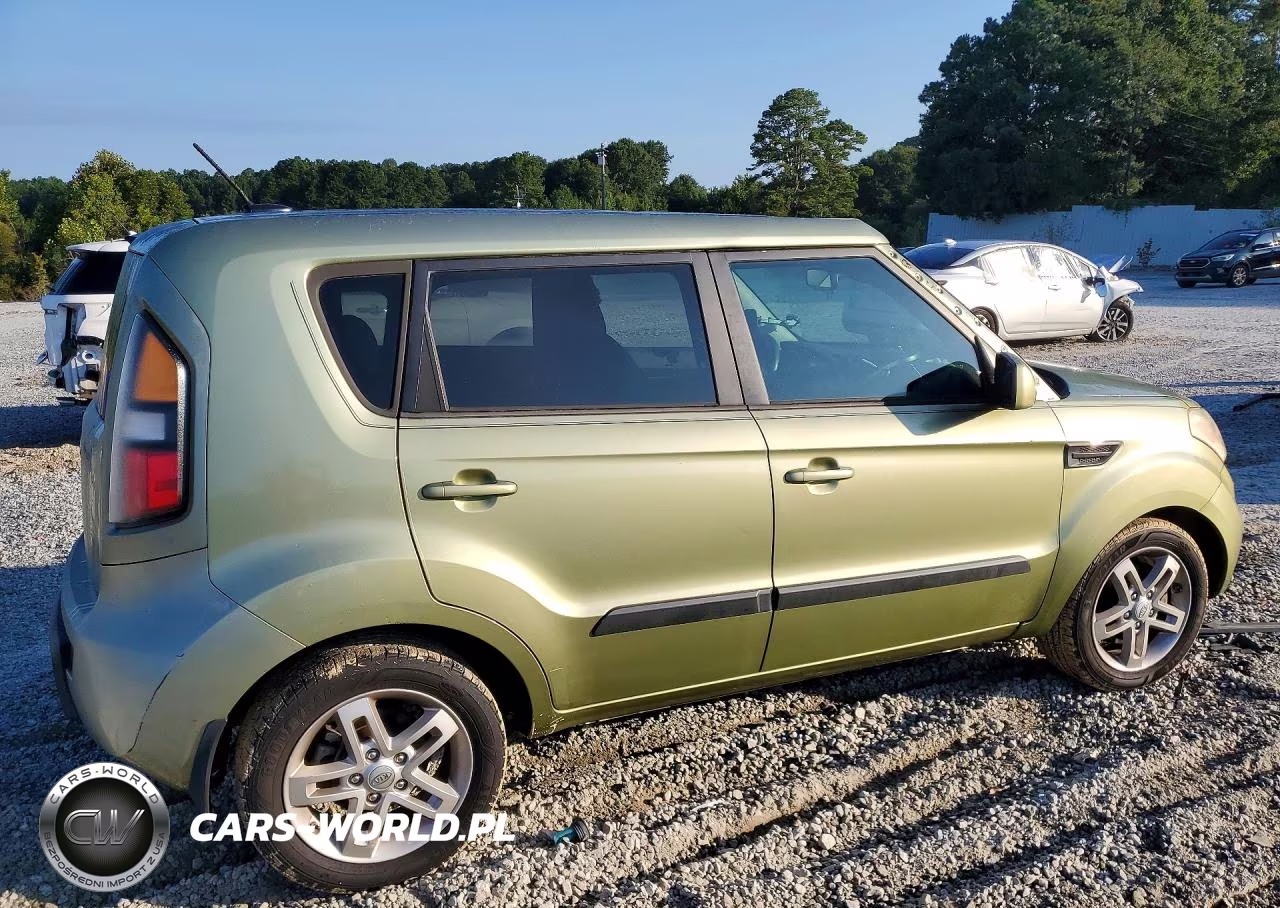 2011 Kia Soul + VIN:KNDJT2A29B7256638 - 3
