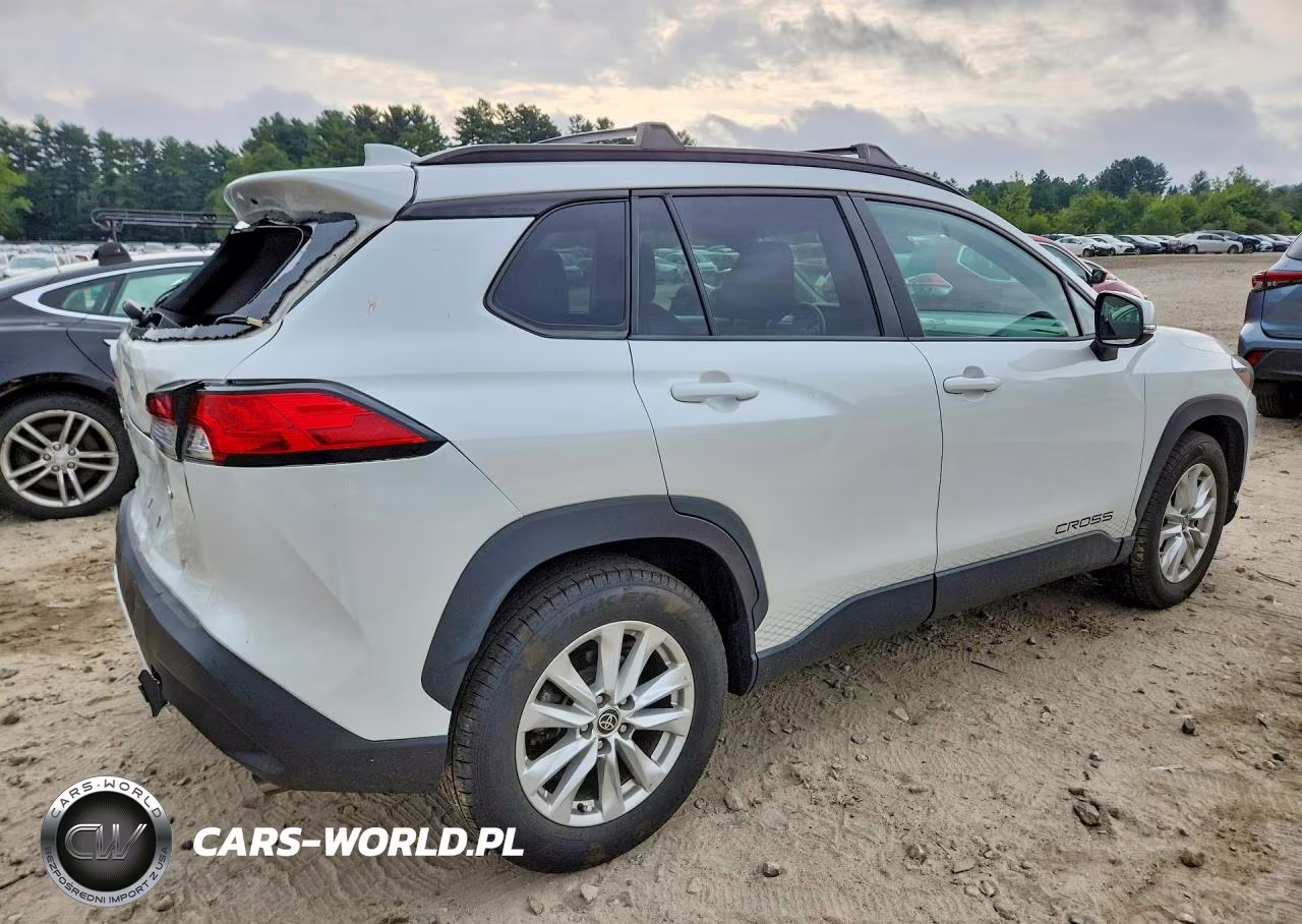 2022 Toyota Corolla Cross Le VIN:7MUBAABGXNV008185 - 3