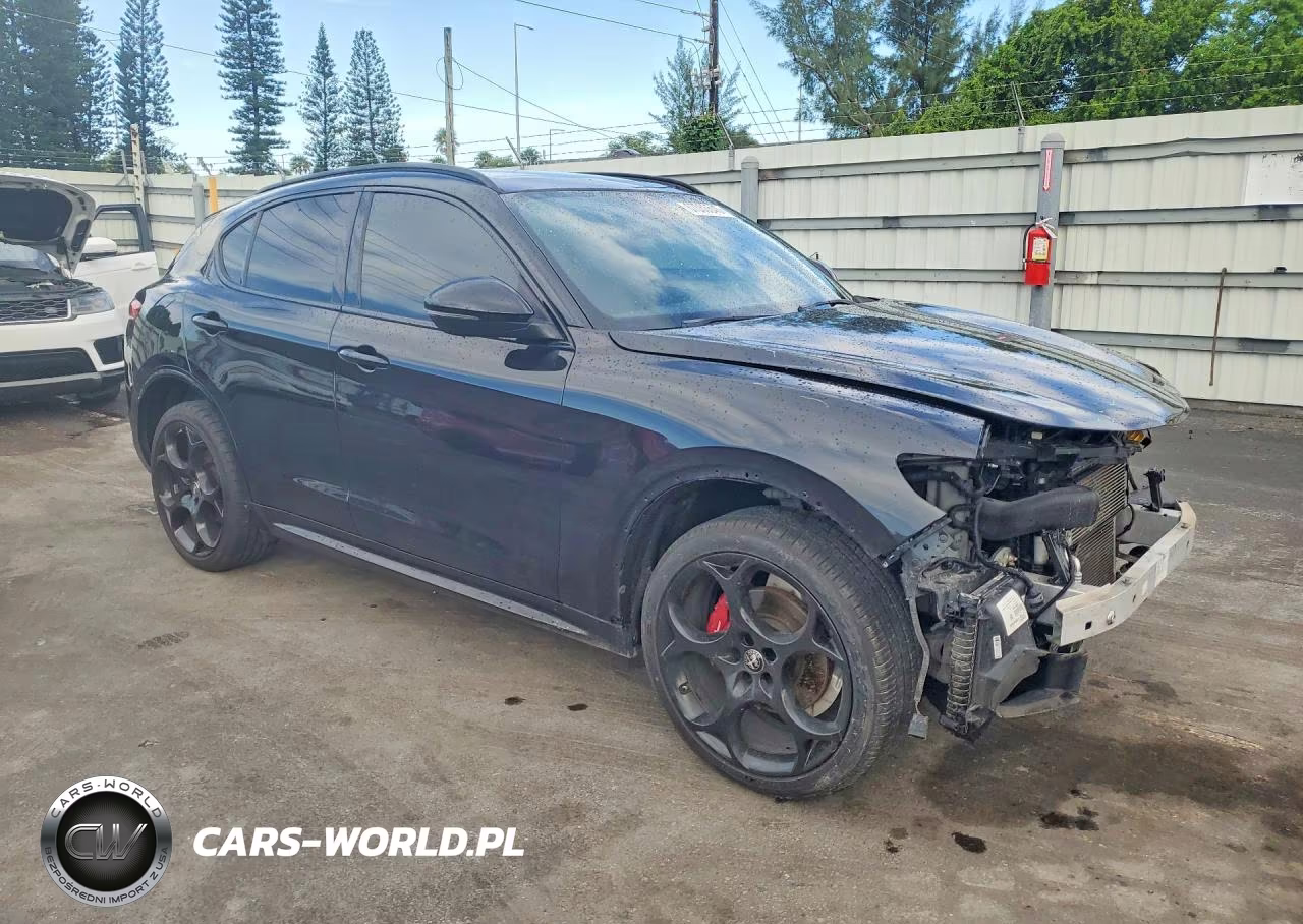2022 Alfa Romeo Stelvio Ti VIN:ZASPAKBN2N7D24914 - 4