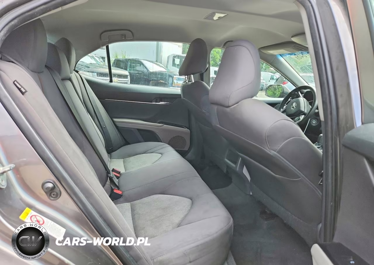 2018 Toyota Camry Le VIN:4T1B11HK1JU535054 - 10