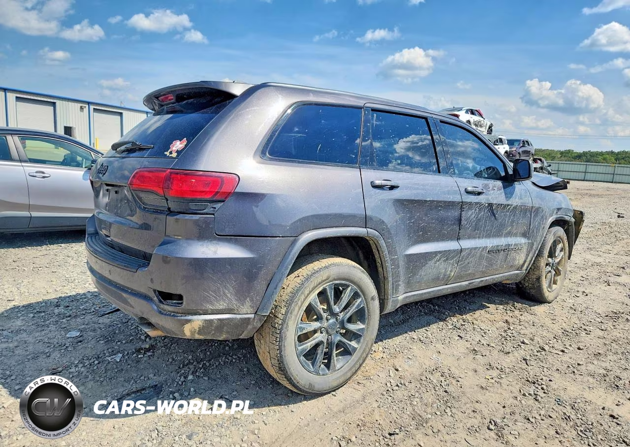 2018 Jeep Grand Cherokee Laredo VIN:1C4RJFAG6JC375118 - 3